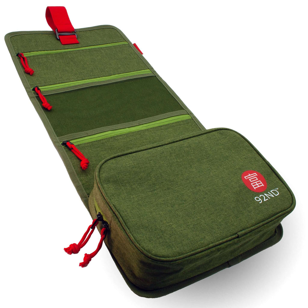 Ophangbare toilettas groen open uitgerold 61×27 cm met overzichtelijke ritsvakken