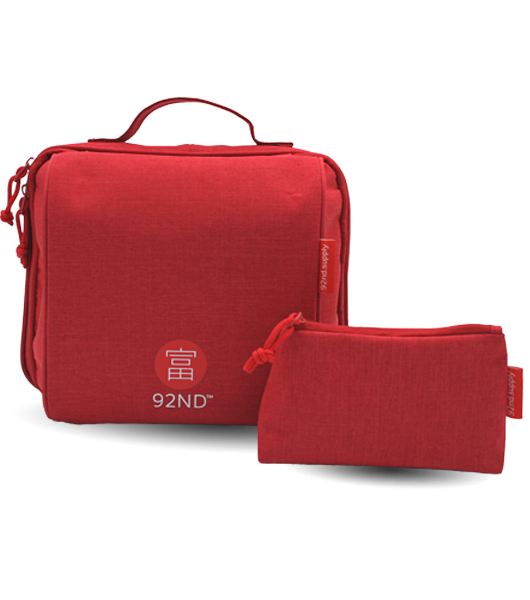 Red toiletry bag with makeup pouch, for women. Plenty of space and easily accessible compartments.