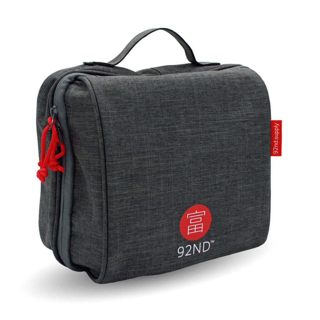Gray toiletry bag with makeup pouch, for women. Carryable with the handle.
