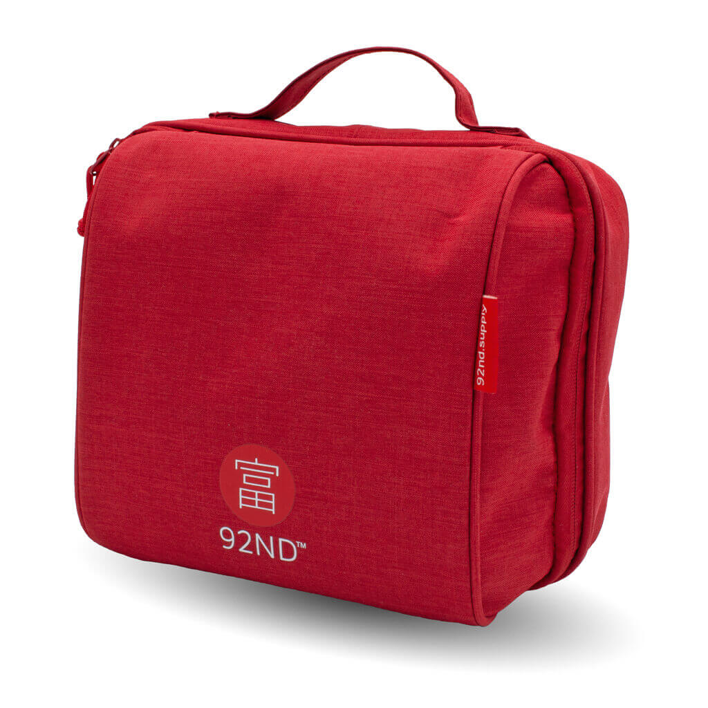 With the red hanging toiletry bag you are always well organised and ready for any trip.
