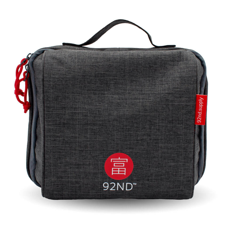 Gray toiletry bag with makeup pouch, for women. Plenty of space and compartments. Instantly accessible.