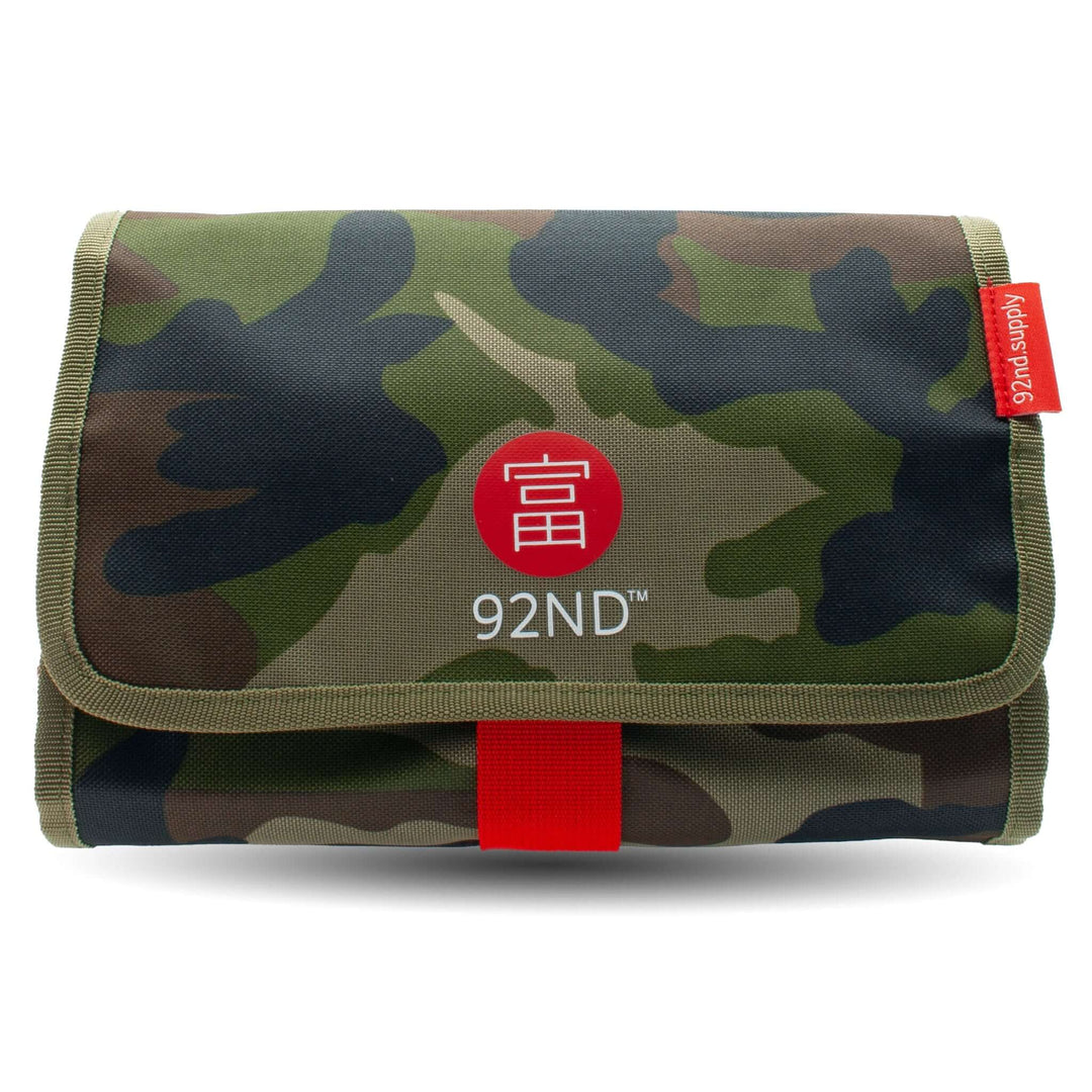 Hangable toiletry bag Washroll Camouflage in camouflage print with red accents, ideal for organized travel.