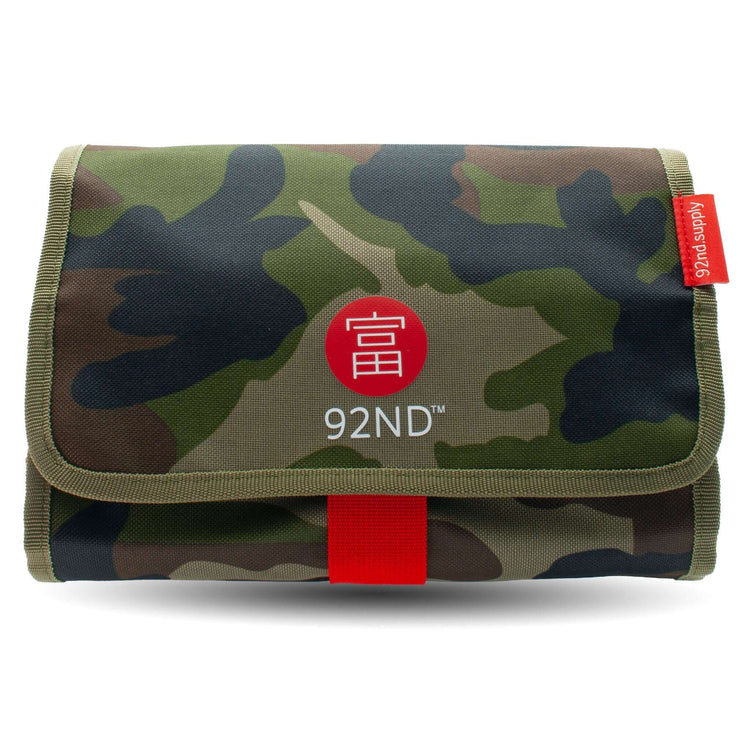 Hangable toiletry bag Washroll Camouflage in camouflage print with red accents, ideal for organized travel.