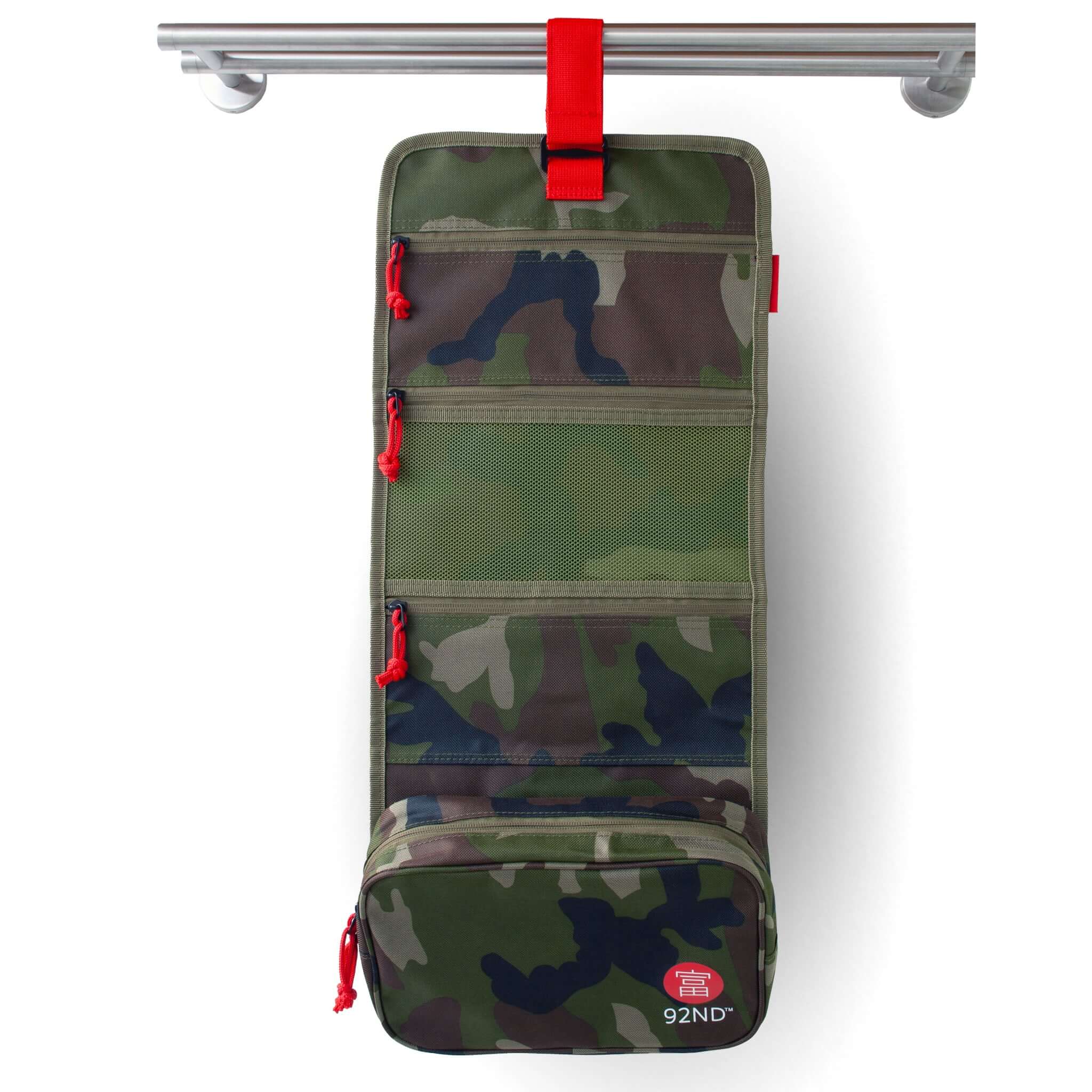 Hanging toiletry bag Washroll camouflage – hanging organiser with multiple compartments and red accents.