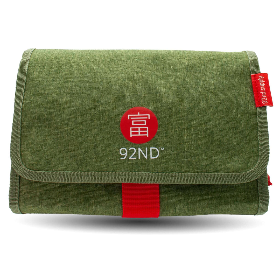 Compact opgerolde ophangbare toilettas (washroll) groen – gesloten aanzicht