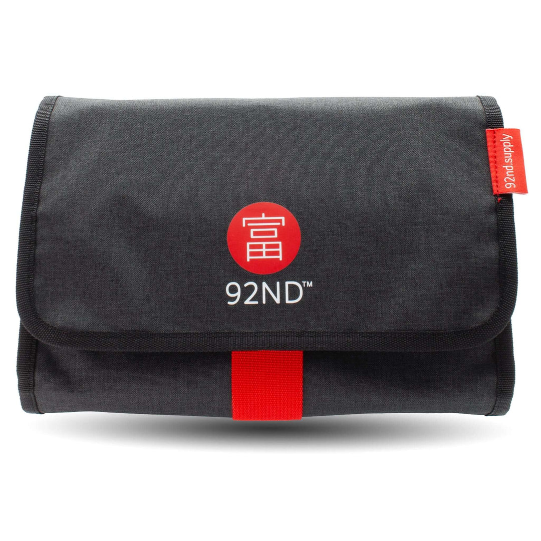 Hanging toiletry bag Washroll black with red logo, foldable and ideal for hanging for overview and order.